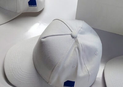 czapka z daszkiem znakowana schrag