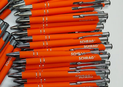 dugopisy grawerowane schrag