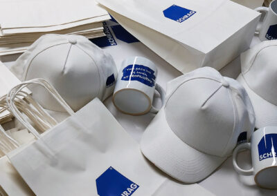 zestaw gadzetow schrag czapki torby kubki 1